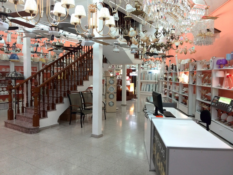 interior tienda lamparas el cisne puertollano