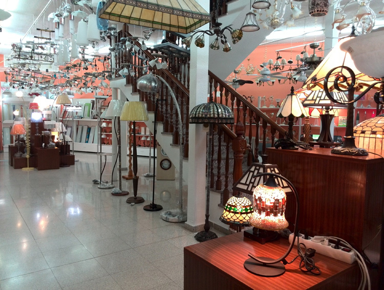 interior tienda lamparas el cisne puertollano